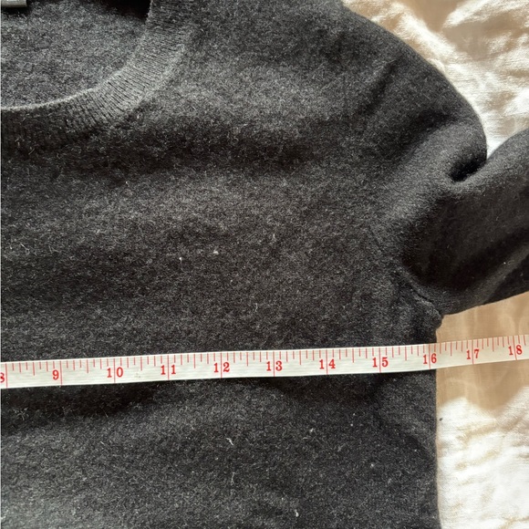 Uniqlo Women's Black Cashmere Crew Neck Sweater - Picture 4 of 6